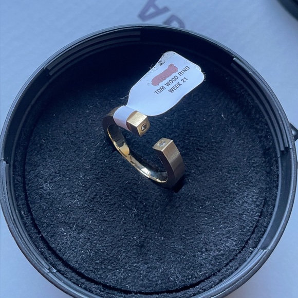 NEW 10.75 US Tom Wood split gate 9 Kt Satin Gold Diamond ring - Picture 8 of 15